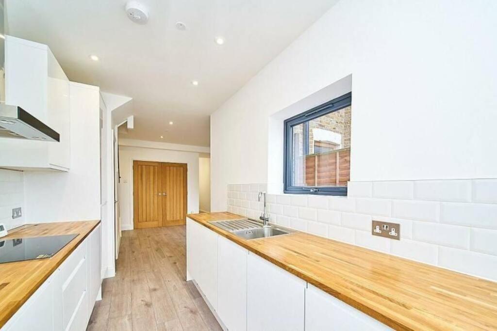 Spacious 4Br House, London, Sleeps 9, Parking Available Eksteriør bilde