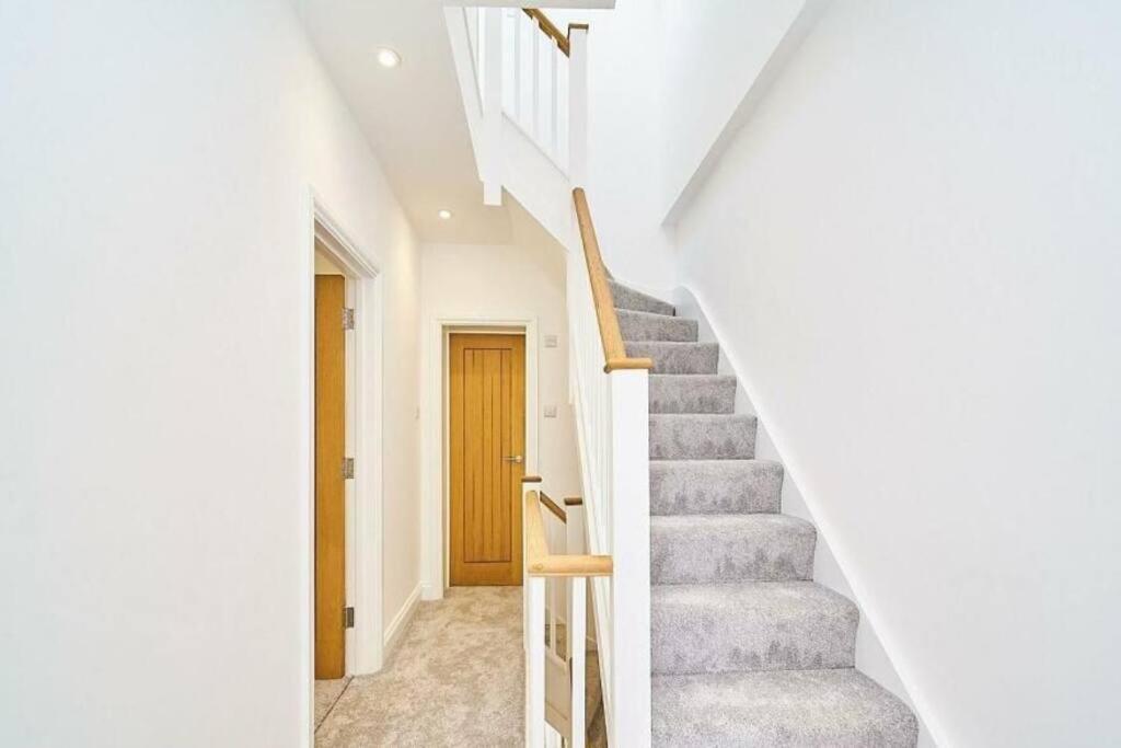 Spacious 4Br House, London, Sleeps 9, Parking Available Eksteriør bilde