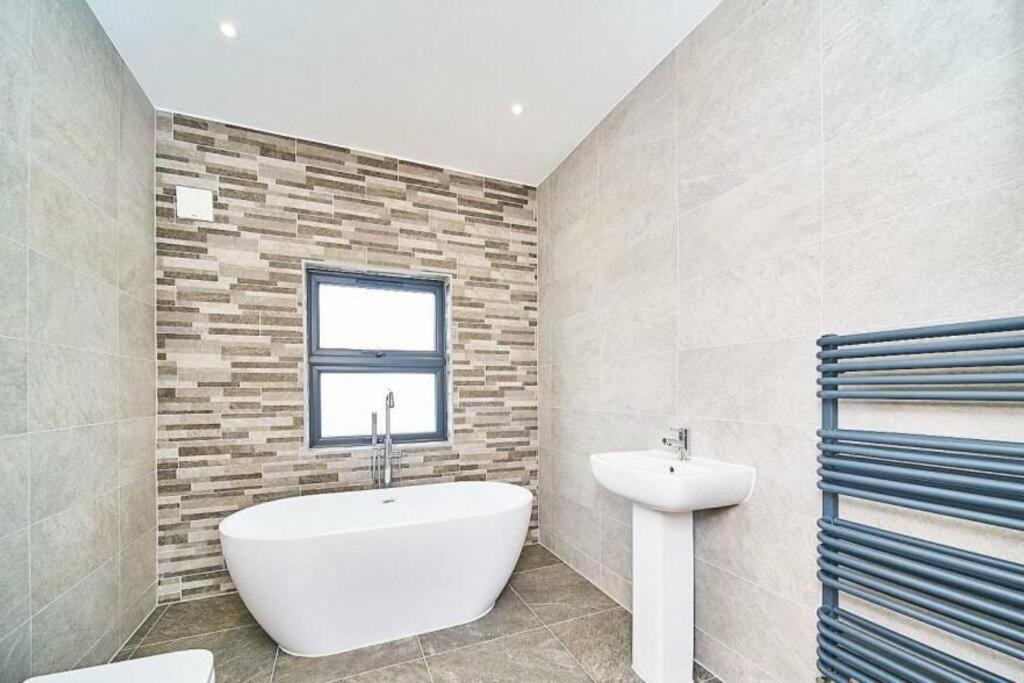 Spacious 4Br House, London, Sleeps 9, Parking Available Eksteriør bilde