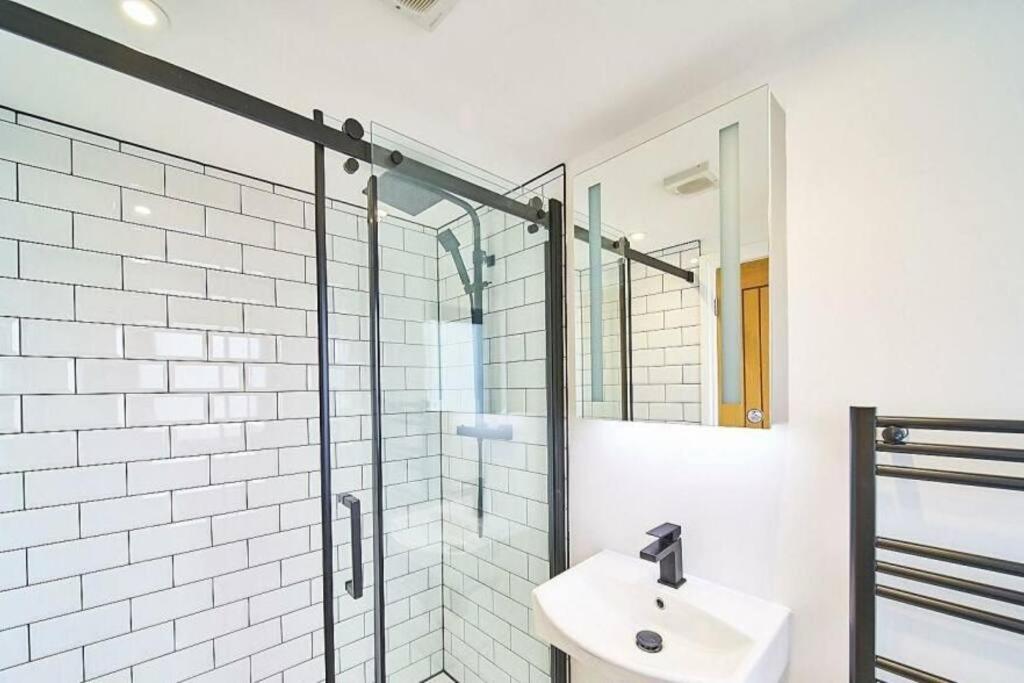 Spacious 4Br House, London, Sleeps 9, Parking Available Eksteriør bilde