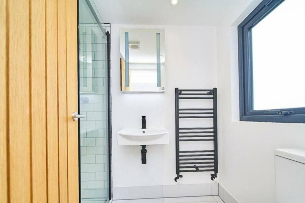 Spacious 4Br House, London, Sleeps 9, Parking Available Eksteriør bilde