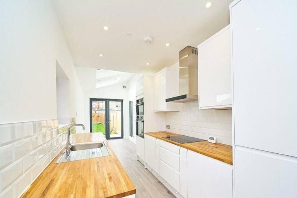 Spacious 4Br House, London, Sleeps 9, Parking Available Eksteriør bilde