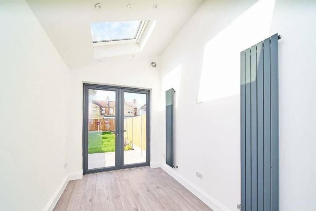 Spacious 4Br House, London, Sleeps 9, Parking Available Eksteriør bilde