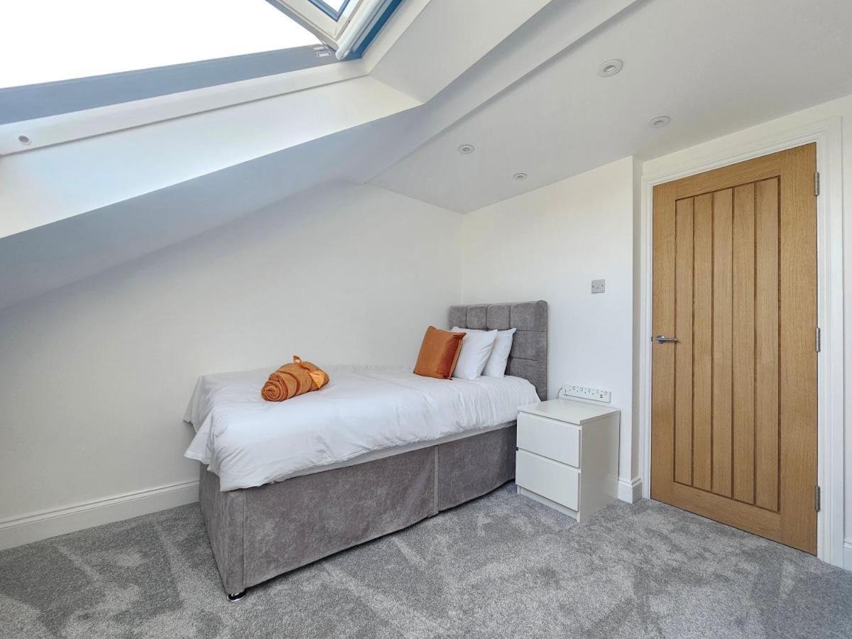 Spacious 4Br House, London, Sleeps 9, Parking Available Eksteriør bilde