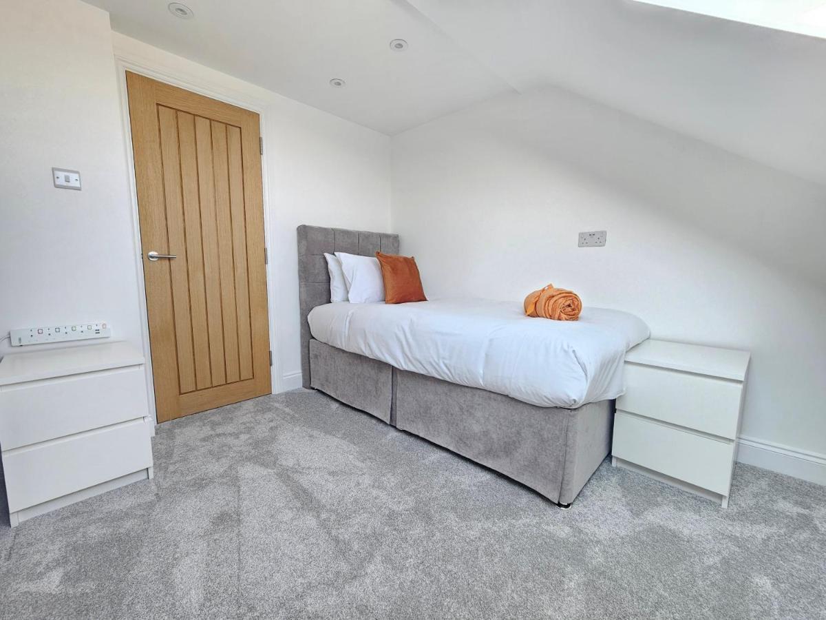 Spacious 4Br House, London, Sleeps 9, Parking Available Eksteriør bilde